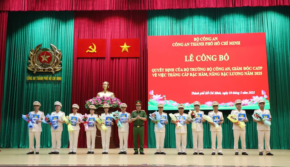 cong-an-tp-hcm-thang-ham-nang-luong-cho-hon-5-000-can-bo-chien-si-va-chi-huy-2.jpg