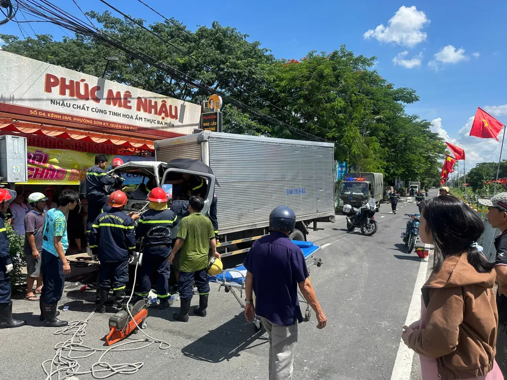 tong-2-xe-tai-hai-tai-xe-mac-ket-trong-cabin-o-tan-phu (2).jpg