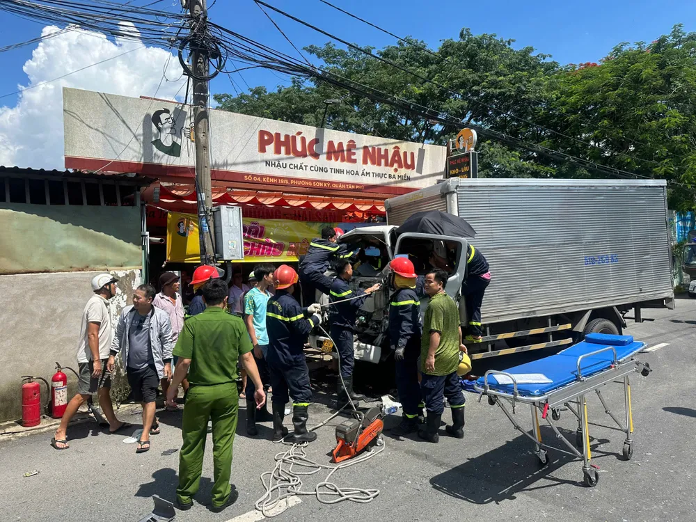 tong-2-xe-tai-hai-tai-xe-mac-ket-trong-cabin-o-tan-phu (3).jpg