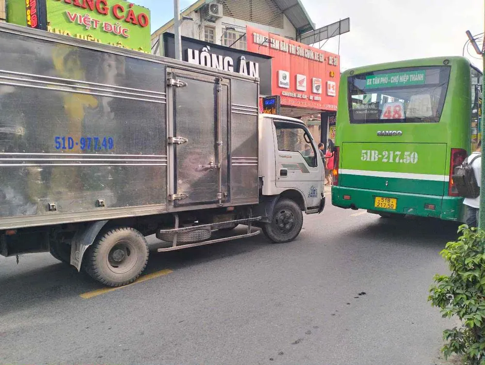 Công an triệu tập tài xế xe buýt lên để phục vụ điều tra. Ảnh: HT cong-an-dung-hien-truong-vu-tai-xe-xe-tai-cam-dao-ruot-danh-tai-xe-xe-buyt-o-tp-hcm-1.jpg
