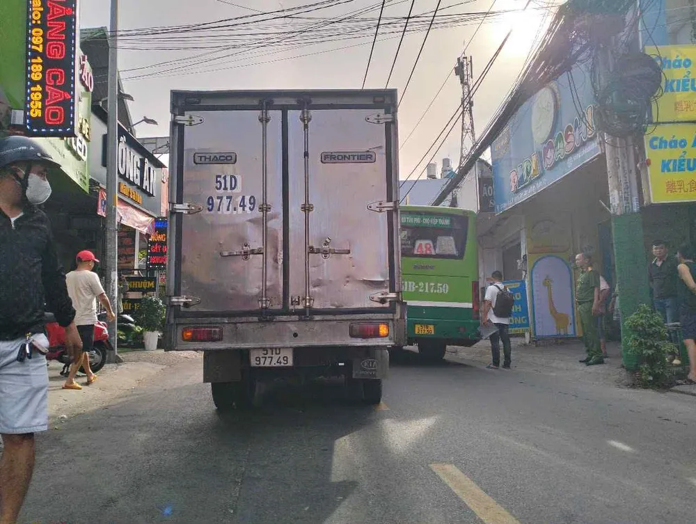 Công an dựng lại hiện trường vụ việc vào chiều 11-7. Ảnh: HT Công an dựng hiện trường vụ tài xế xe tải cầm dao rượt đánh tài xế xe buýt ở TP.HCM