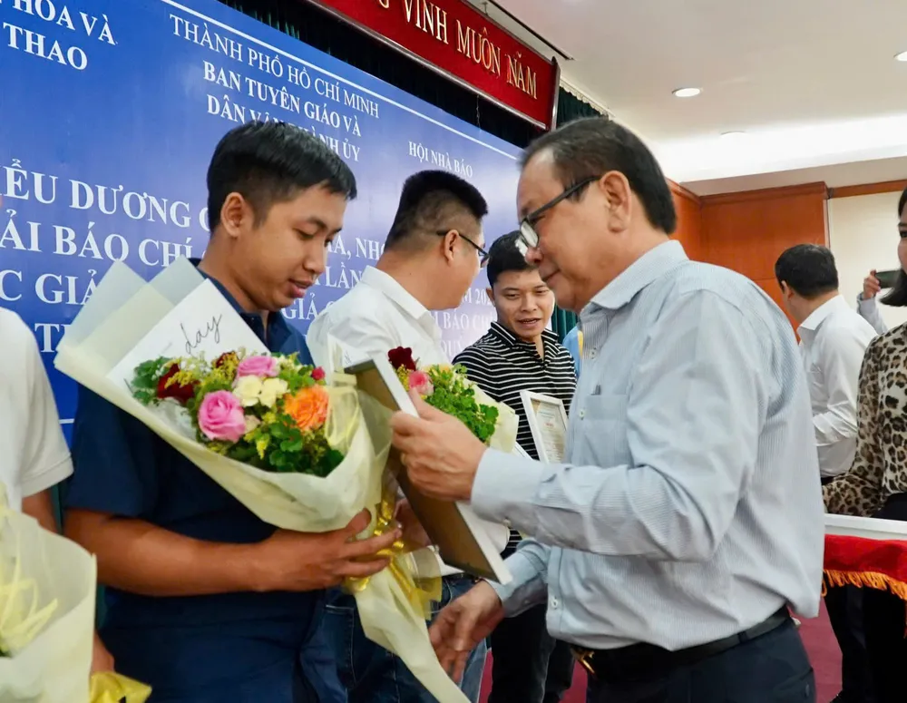 tp-hcm-luon-dong-hanh-cham-lo-va-ton-vinh-doi-ngu-nguoi-lam-bao (1).jpg