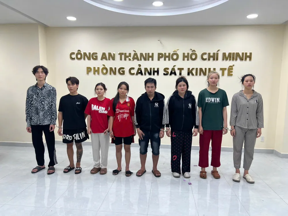 Bắt tạm giam 8 người bán khí cười ở bar S Pub trên đường Bùi Viện, TP.HCM