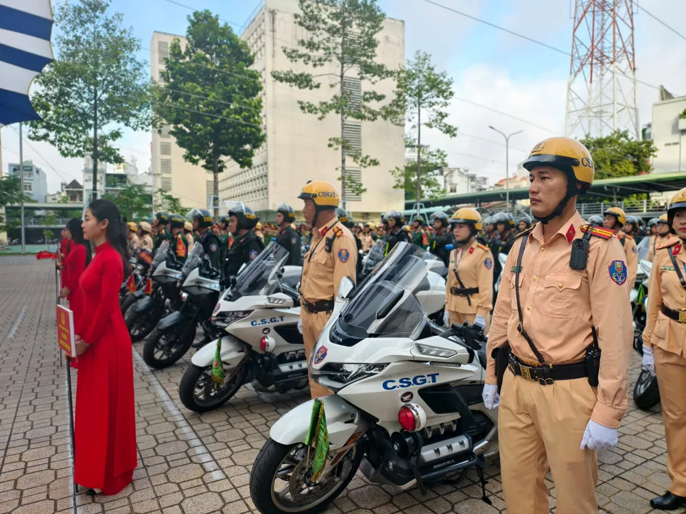 Các đơn vị thuộc Công an TP.HCM trong lễ ra quân. Ảnh: NGUYỄN TÂN giam-doc-cong-an-tp-hcm-phat-lenh-tong-ra-quan-tran-ap-cac-loai-toi-pham-1.jpg