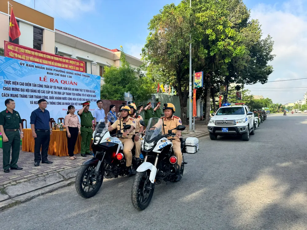 Các lực lượng tham gia lễ ra quân tại phường Đông Hưng Thuận. Ảnh: TRẦN MINH giam-doc-cong-an-tp-hcm-phat-lenh-tong-ra-quan-tran-ap-cac-loai-toi-pham.jpg