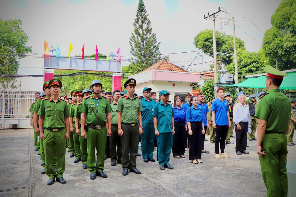 Công an phường Thủ Đức cũng làm lễ ra quân vào sáng cùng ngày. Ảnh: PHẠM HẢI giam-doc-cong-an-tp-hcm-phat-lenh-tong-ra-quan-tran-ap-cac-loai-toi-pham.jpg