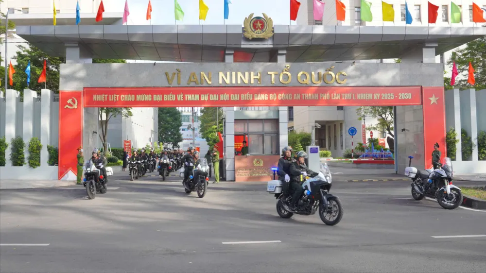 Các lực lượng Công an TP.HCM trong lễ ra quân vào sáng 1-8. Ảnh: NGUYỄN TÂN Giám đốc Công an TP.HCM phát lệnh tổng ra quân trấn áp các loại tội phạm