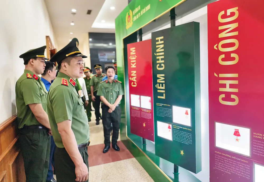 cong-an-tp-hcm-khai-mac-trien-lam-tiep-buoc-truyen-thong-anh-hung (1).jpg