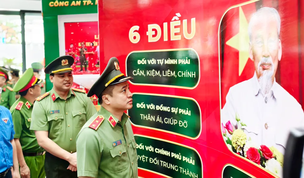 cong-an-tp-hcm-khai-mac-trien-lam-tiep-buoc-truyen-thong-anh-hung (2).jpg