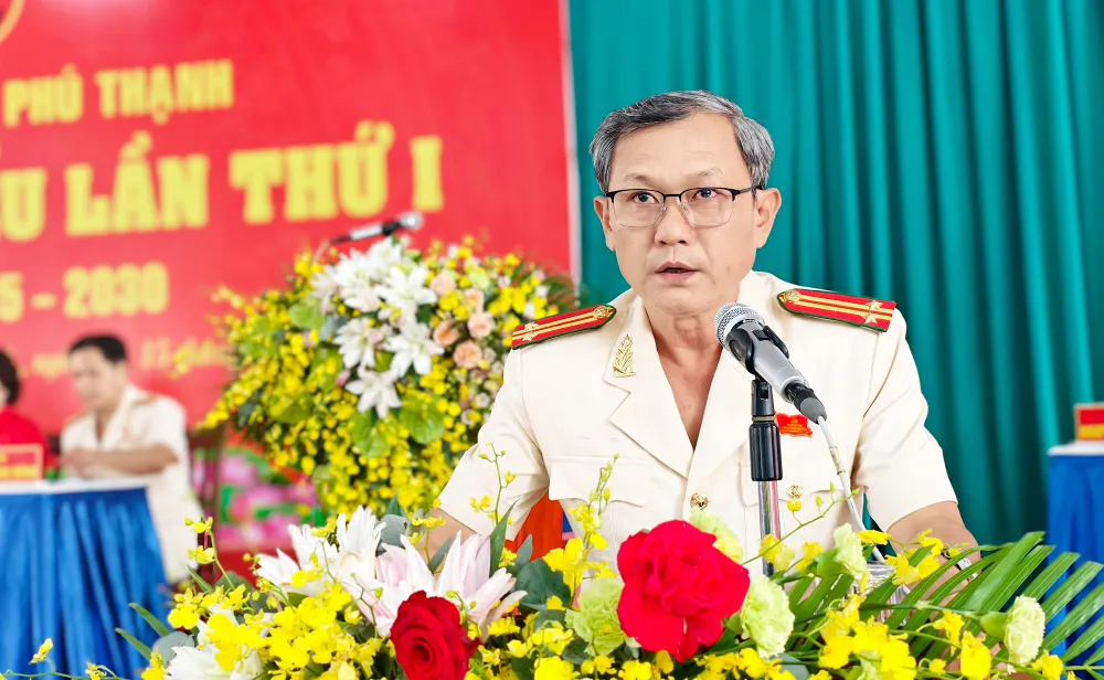 Trung tá Nguyễn Thanh Tuấn, Phó Trưởng Công an phường Phú Thạnh báo cáo tại đại hội. Ảnh: N. TÂN