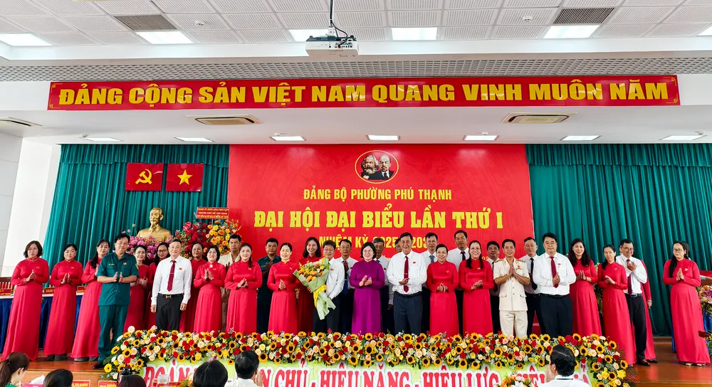 Ban chấp hành Đảng bộ phường Phú Thạnh ra mắt tại đại hội. Ảnh: N. TÂN