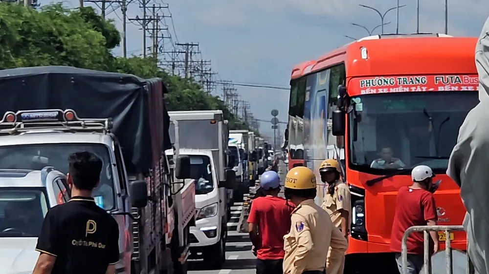 Ô tô chở 4 người tông dải phân cách, lật ngửa trên dốc cầu Bình Thuận