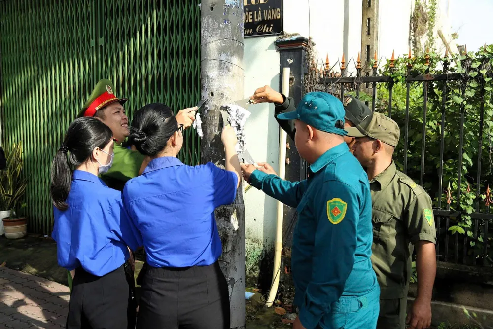 cong-an-168-xa-phuong-dac-khu-dong-loat-ra-quan-xu-ly-quang-cao-trai-phep-1.jpg