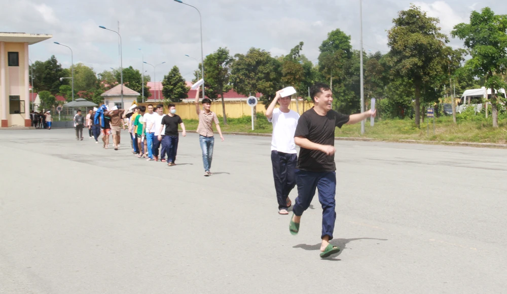 niem-vui-ngay-tro-ve-cua-129-pham-nhan-duoc-dac-xa-tai-trai-tam-giam-chi-hoa (13).jpg