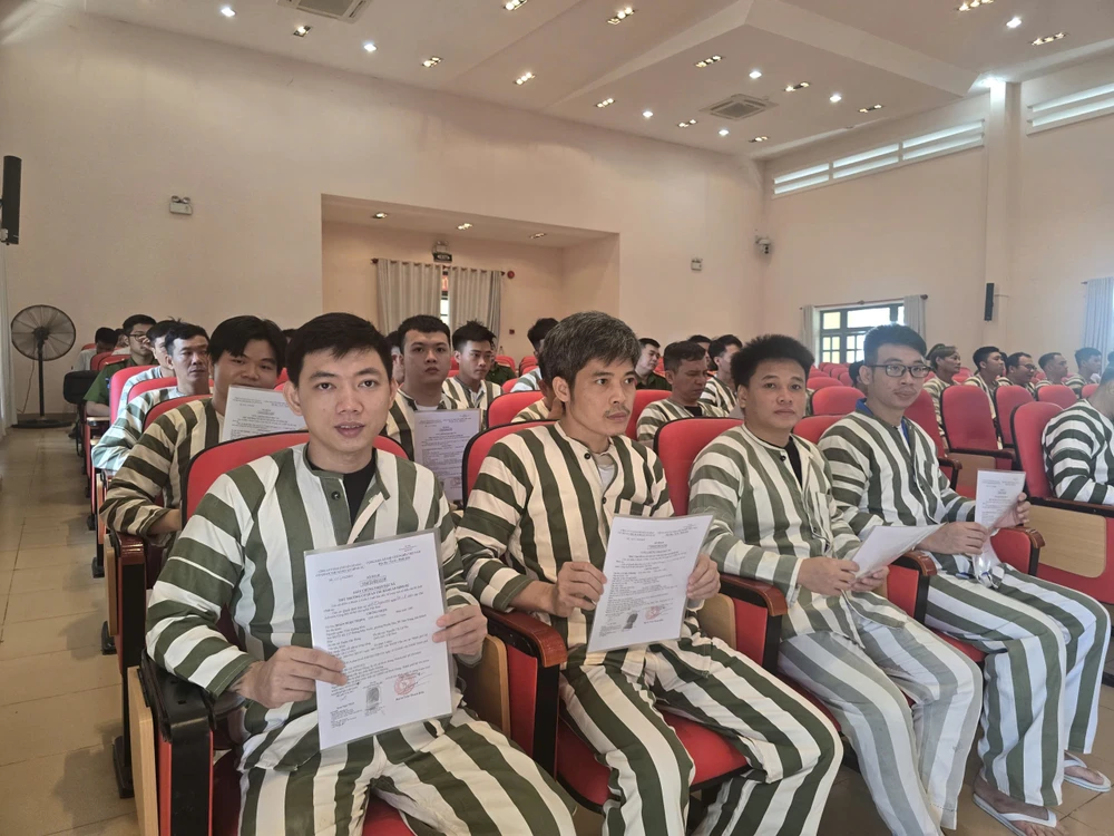 niem-vui-ngay-tro-ve-cua-129-pham-nhan-duoc-dac-xa-tai-trai-tam-giam-chi-hoa (17).jpg