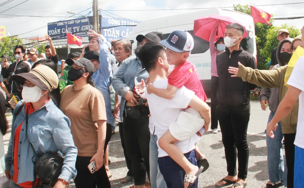 niem-vui-ngay-tro-ve-cua-129-pham-nhan-duoc-dac-xa-tai-trai-tam-giam-chi-hoa (2).jpg