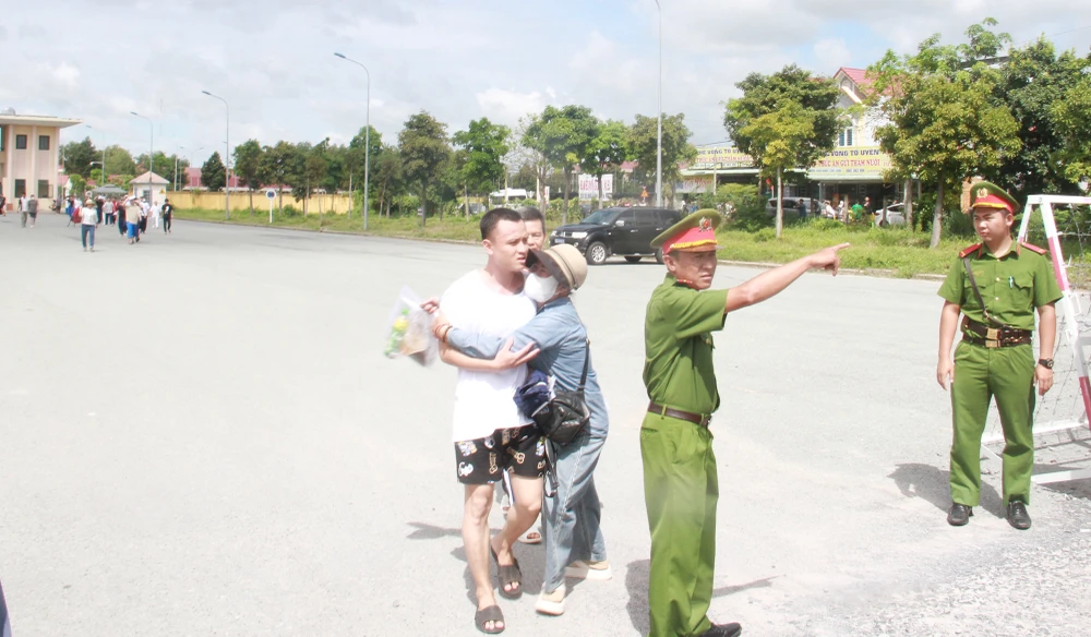 niem-vui-ngay-tro-ve-cua-129-pham-nhan-duoc-dac-xa-tai-trai-tam-giam-chi-hoa (3).jpg