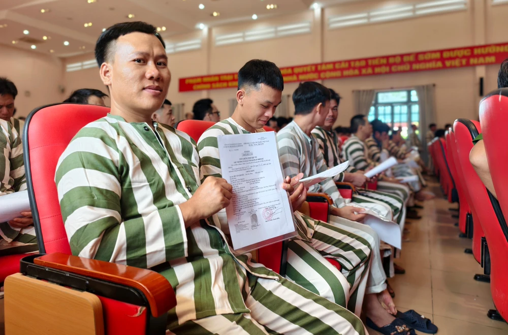 niem-vui-ngay-tro-ve-cua-129-pham-nhan-duoc-dac-xa-tai-trai-tam-giam-chi-hoa (8).jpg