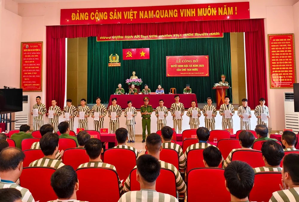 Niềm vui ngày trở về của 129 phạm nhân được đặc xá tại Trại tạm giam Chí Hòa