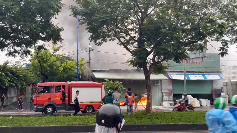 TP.HCM: Cháy nổ dữ dội kho hàng trên đường Trần Văn Giàu