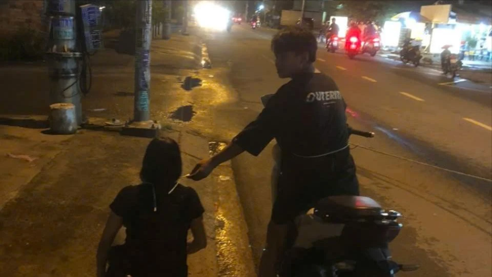 Nam thanh niên cướp giật dây chuyền của người phụ nữ bán dép ở xã Tân Vĩnh Lộc bị bắt