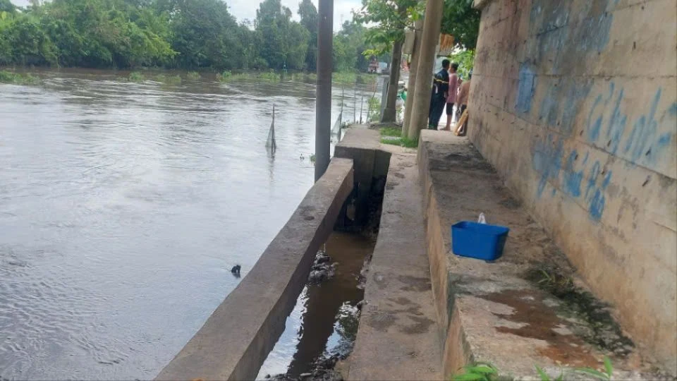 Cảnh sát lặn tìm nam thanh niên 16 tuổi câu cá nghi rơi xuống kênh Xáng, xã Hóc Môn