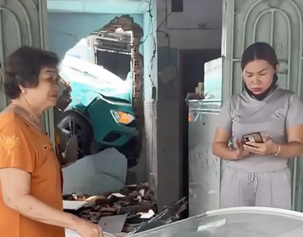 Xe taxi công nghệ tông thủng tường nhà dân ở TP.HCM