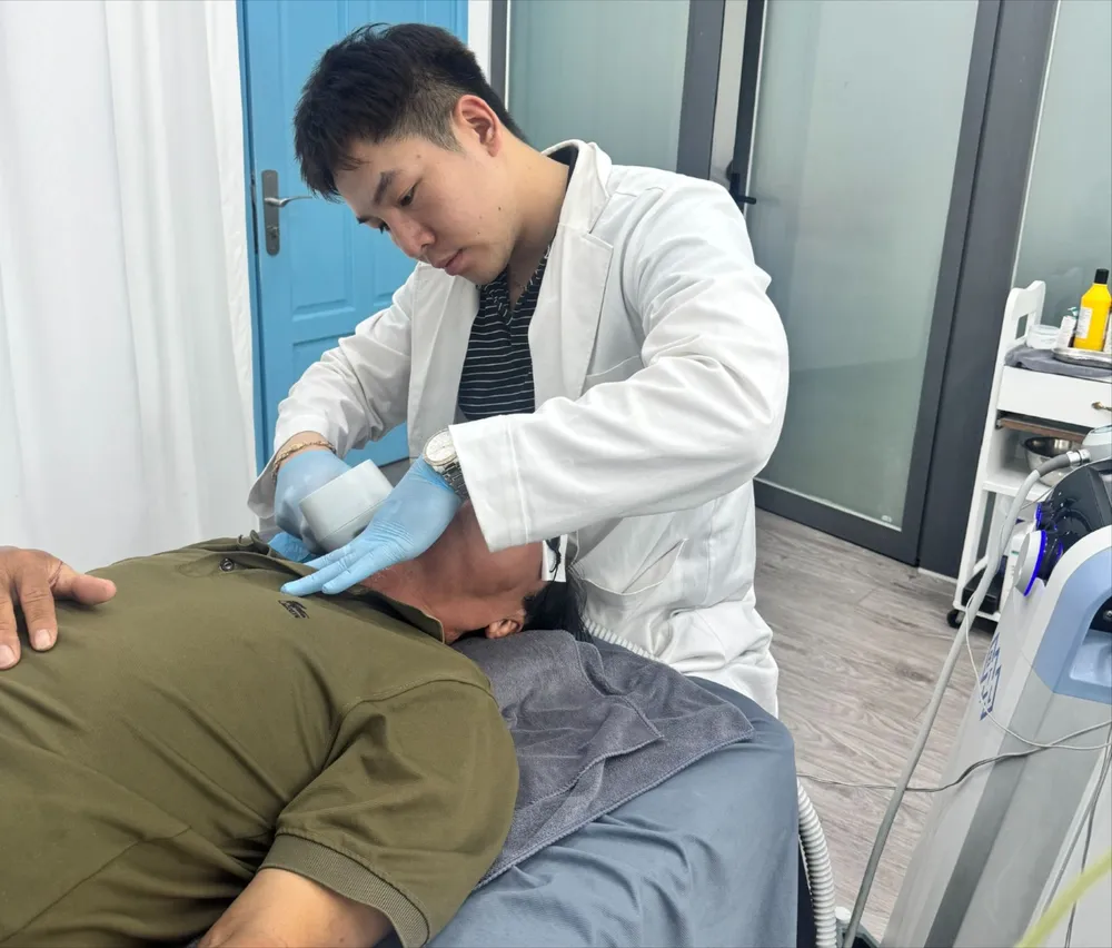 Nhóm bác sĩ dỏm chuyên truyền nước cất, vitamin... lừa hơn 17 tỉ đồng ở TP.HCM