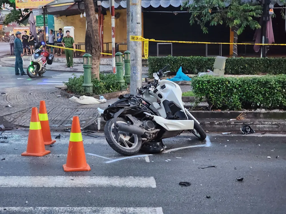 xe-may-va-cham-xe-tai-dong-lanh-doi-nam-nu-nguoi-chet-nguoi-nguy-kich-0.jpg