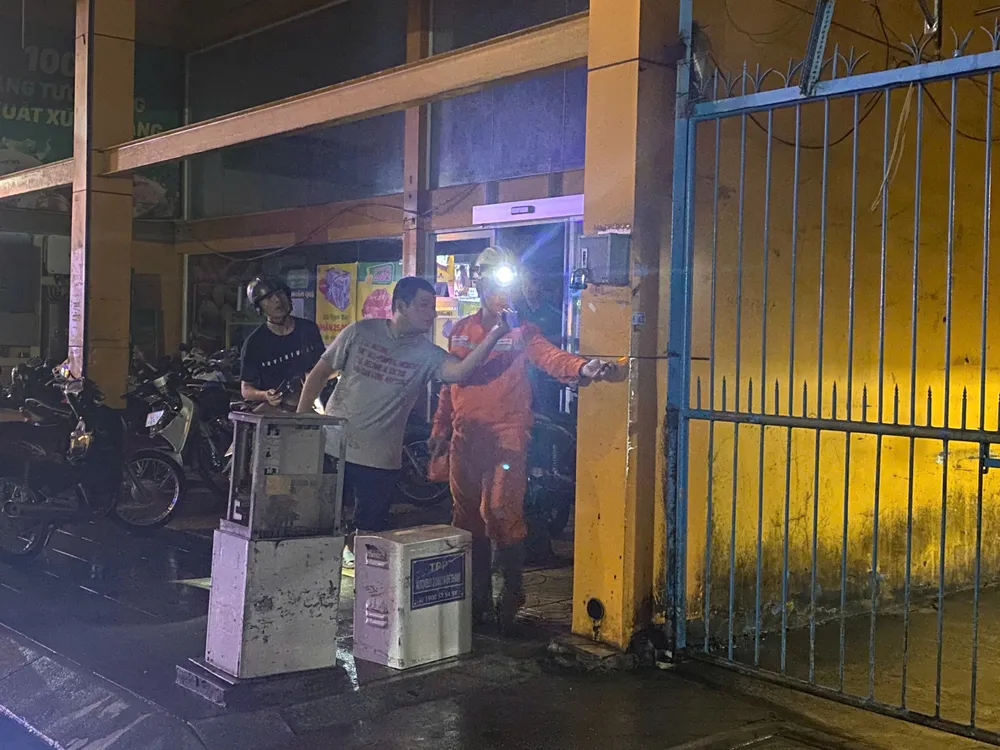 dieu-tra-vu-thanh-nien-nghi-bi-dien-giat-chet-khi-di-qua-duong-ngap-nuoc-o-trung-tam-tp (1).jpg