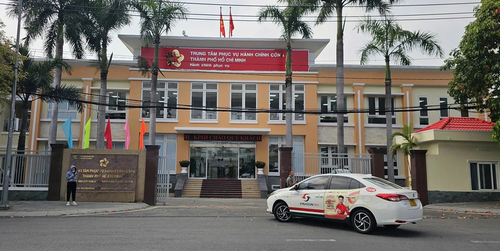lanh-dao-tp-hcm-kiem-tra-sieu-trung-tam-hanh-chinh-cong-trong-ngay-dau-van-hanh-05.jpg