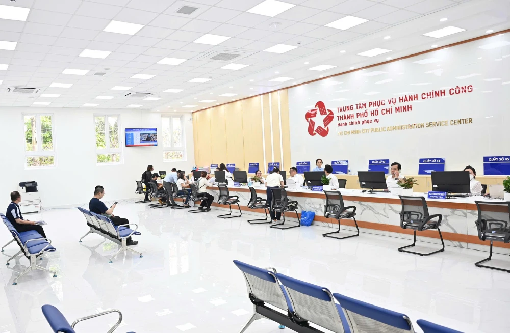 lanh-dao-tp-hcm-kiem-tra-sieu-trung-tam-hanh-chinh-cong-trong-ngay-dau-van-hanh-08.jpg