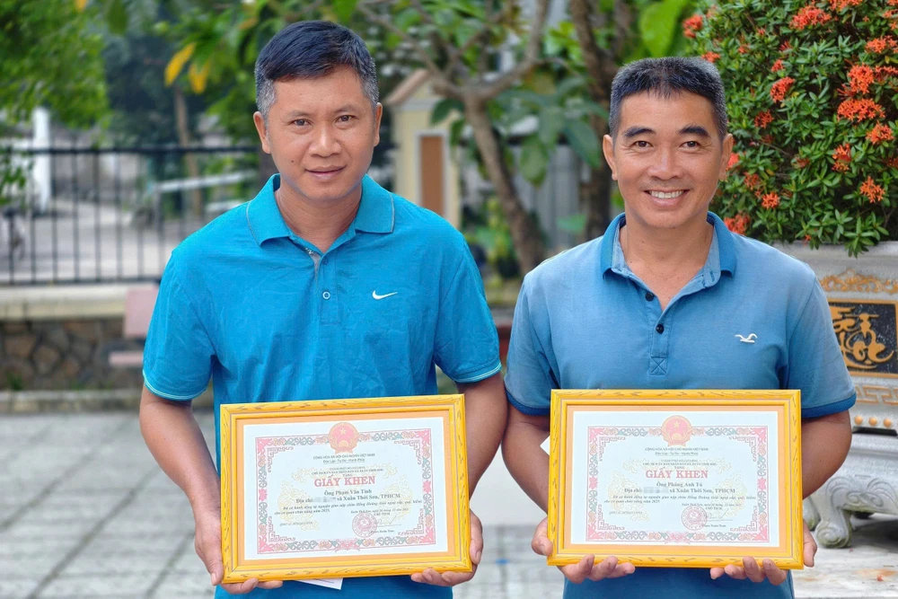 tp-hcm-khen-thuong-hai-nguoi-dan-ban-giao-chim-hong-hoang-quy (1).jpg