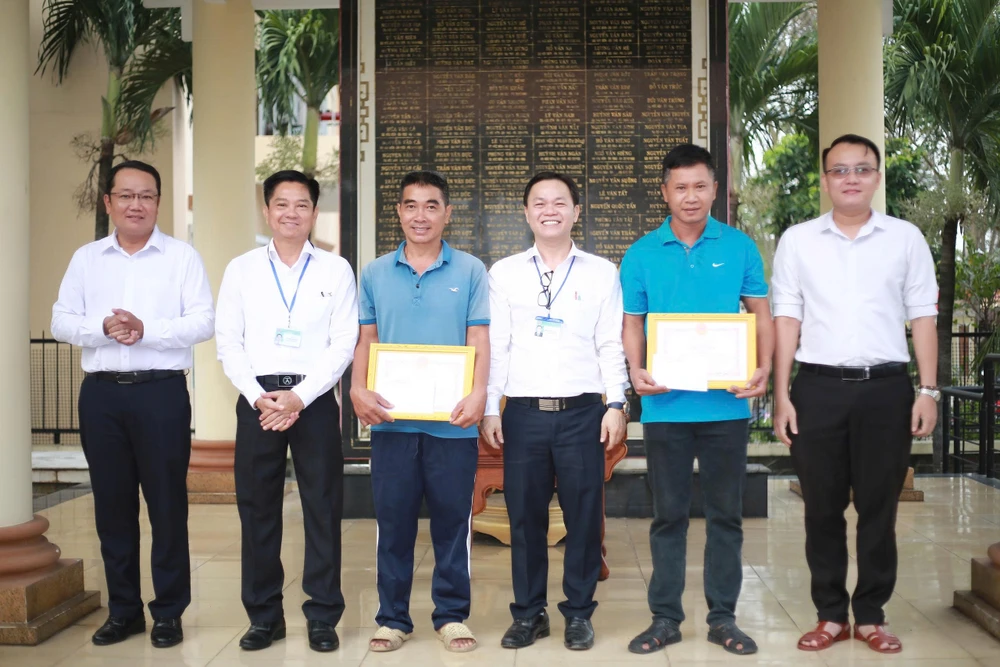 tp-hcm-khen-thuong-hai-nguoi-dan-ban-giao-chim-hong-hoang-quy (2).jpg