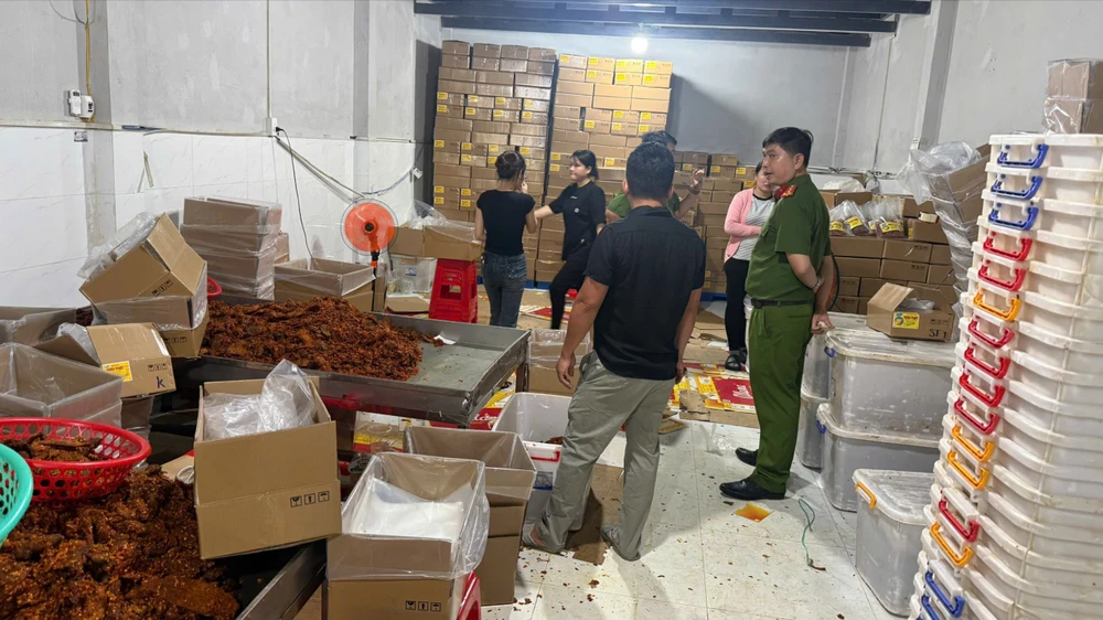 tp-hcm-thu-giu-hon-30-5-tan-thuc-pham-ban-xu-phat-hon-1-7-ti-dong (2).jpg