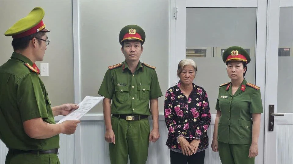 Cho đổ hơn 257 tấn xà bần, kính thải... người phụ nữ chủ đất bị bắt