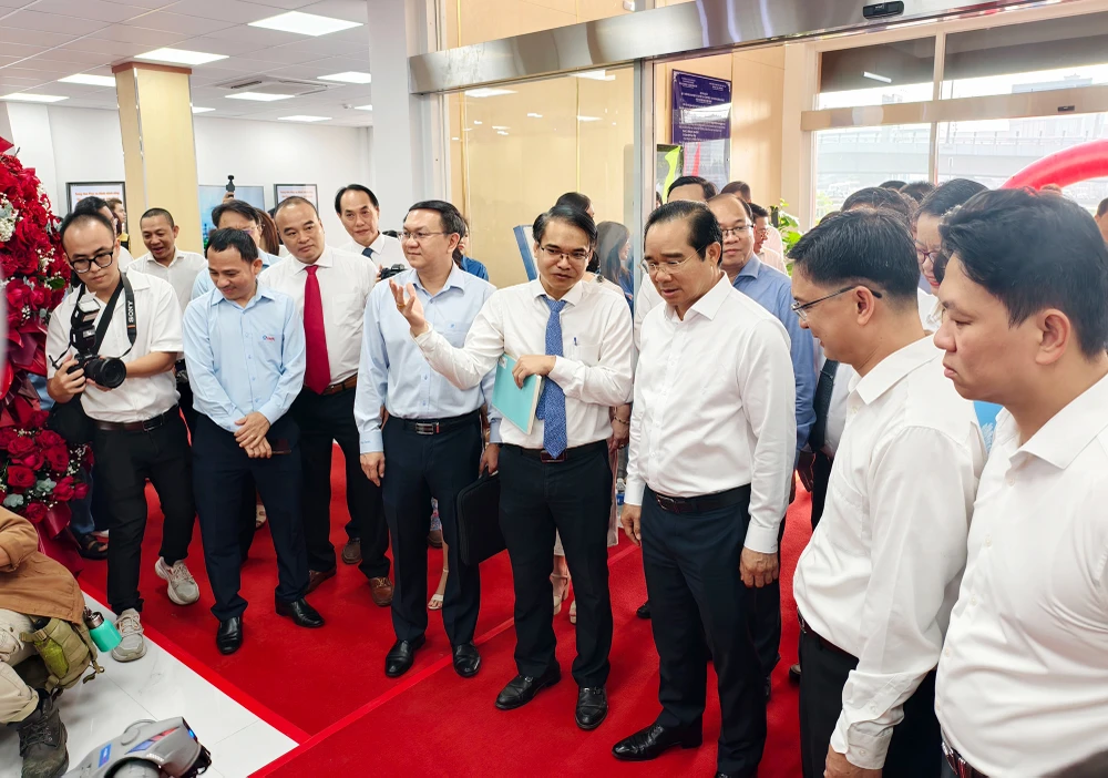 chu-tich-ubnd-tp-hcm-nguyen-van-duoc-di-metro-du-ra-mat-trung-tam-phuc-vu-hanh-chinh-cong (12).jpg