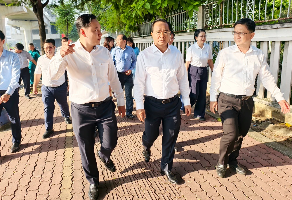 chu-tich-ubnd-tp-hcm-nguyen-van-duoc-di-metro-du-ra-mat-trung-tam-phuc-vu-hanh-chinh-cong (13).jpg