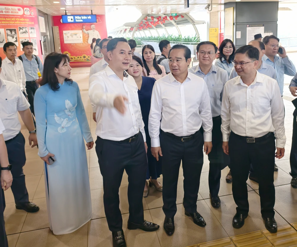 chu-tich-ubnd-tp-hcm-nguyen-van-duoc-di-metro-du-ra-mat-trung-tam-phuc-vu-hanh-chinh-cong (14).jpg