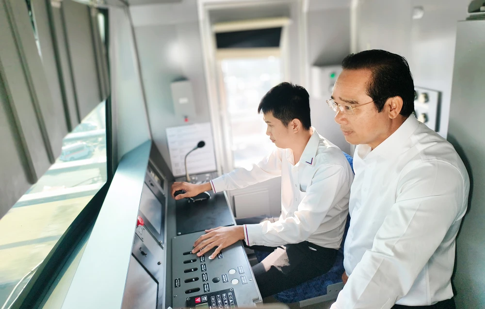 chu-tich-ubnd-tp-hcm-nguyen-van-duoc-di-metro-du-ra-mat-trung-tam-phuc-vu-hanh-chinh-cong (15).jpg