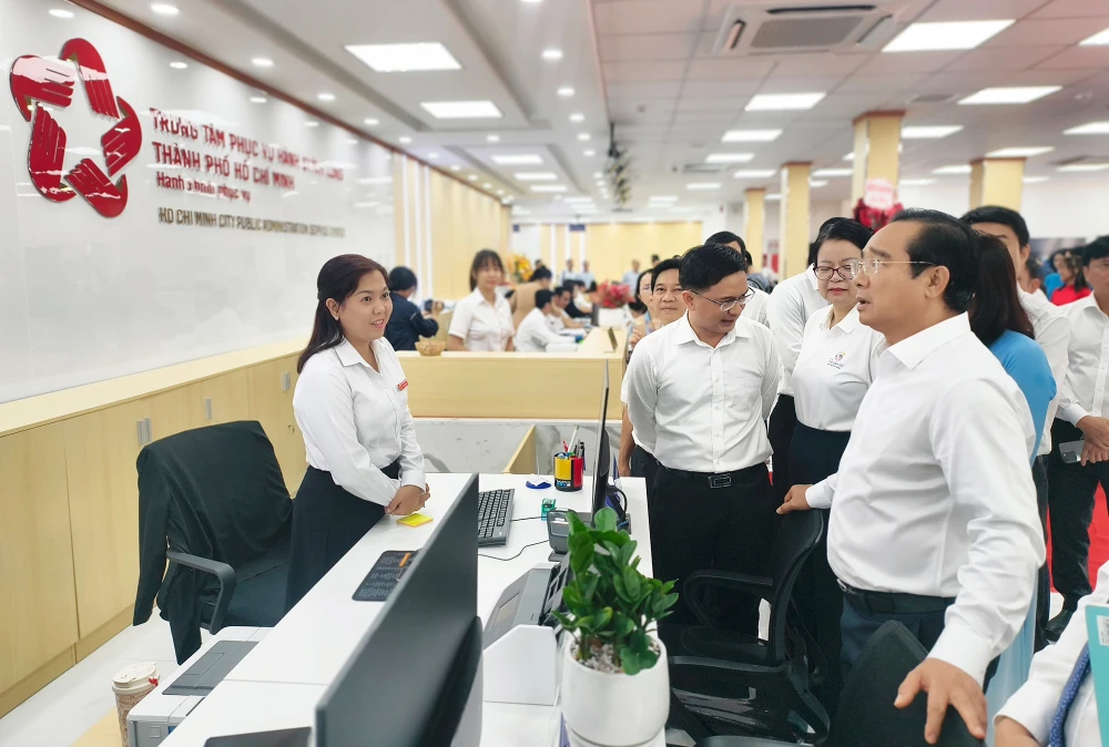chu-tich-ubnd-tp-hcm-nguyen-van-duoc-di-metro-du-ra-mat-trung-tam-phuc-vu-hanh-chinh-cong (2).jpg