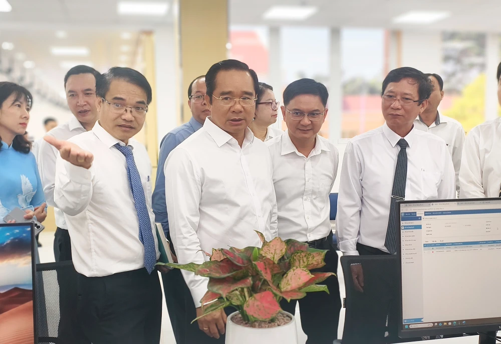 chu-tich-ubnd-tp-hcm-nguyen-van-duoc-di-metro-du-ra-mat-trung-tam-phuc-vu-hanh-chinh-cong (5).jpg