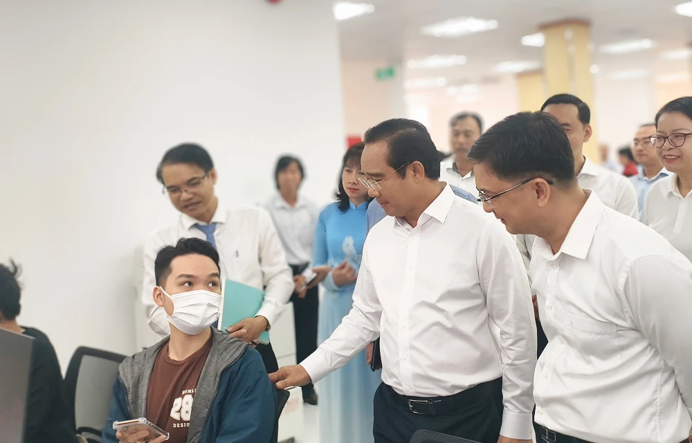 chu-tich-ubnd-tp-hcm-nguyen-van-duoc-di-metro-du-ra-mat-trung-tam-phuc-vu-hanh-chinh-cong (6).jpg