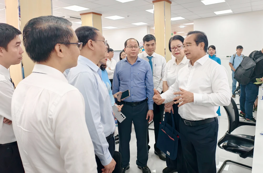 chu-tich-ubnd-tp-hcm-nguyen-van-duoc-di-metro-du-ra-mat-trung-tam-phuc-vu-hanh-chinh-cong (9).jpg