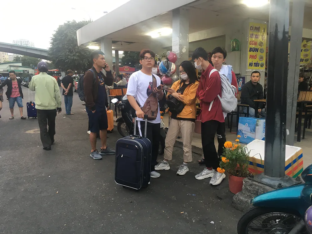 Bến xe Miền Đông ách tắc rạng sáng mùng 6 tết ảnh 4 Bến xe Miền Đông ách tắc rạng sáng mùng 6 tết ảnh 4