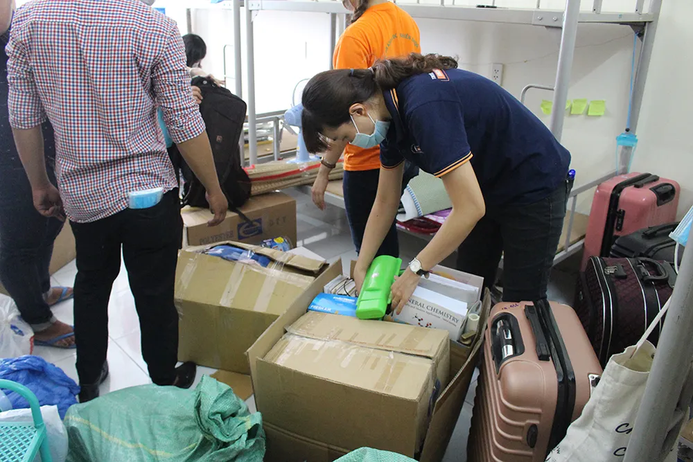 Hàng trăm tình nguyện viên dọn ký túc xá đón người cách ly ảnh 6