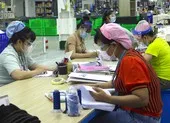 Lấy mẫu xét nghiệm toàn bộ tiểu thương chợ Bà Chiểu ảnh 10 TP.HCM: Xét nghiệm COVID-19 ngẫu nhiên cho công nhân PouYuen