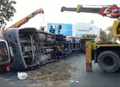 Xe tải chở gas lật trên đường Phạm Văn Đồng ảnh 3 Lật xe đầu kéo ở vòng xoay Lý Thái Tổ, ùn tắc nghiêm trọng