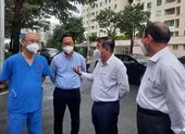 Chủ tịch UBND TP.HCM thăm bác sĩ, bệnh nhân ở Bệnh viện Dã chiến số 6