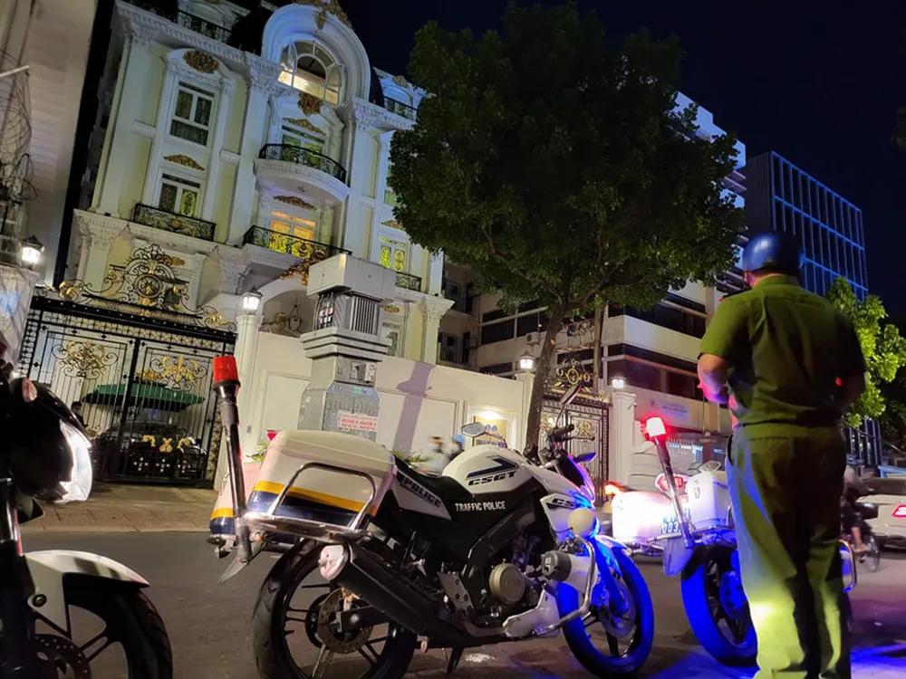 Chùm ảnh: Công an phong toả khu vực nhà bà Hằng để khám xét ảnh 4